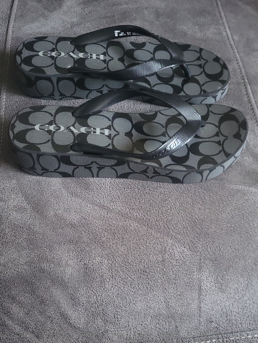 NWT🖤 Coach Signature Monogram Logo Black Wedge Flip-Flops! Size 9. 🐎 - Picture 2 of 9